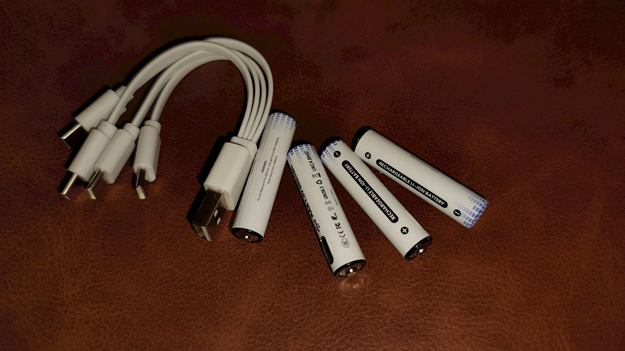 Anern AAA Akkus beim Laden mit 4-in-1 USB-C-Kabel