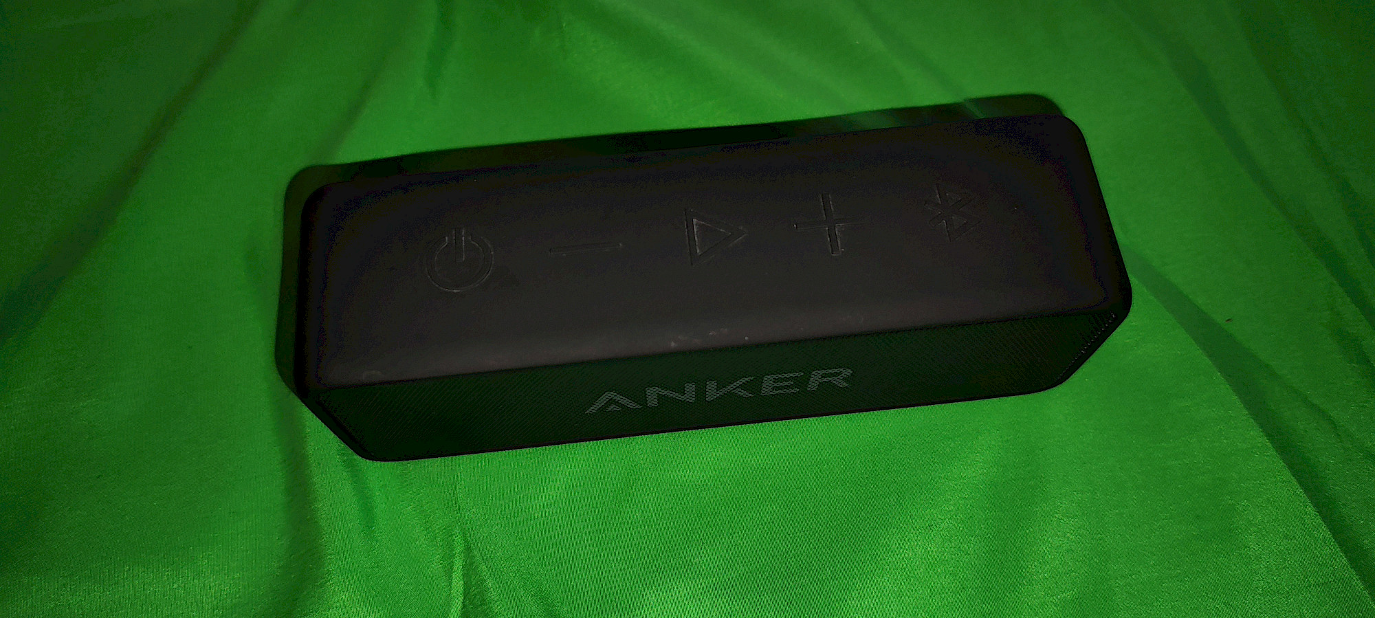 Anker SoundCore 2 gummierte Oberfläche und Bedientasten