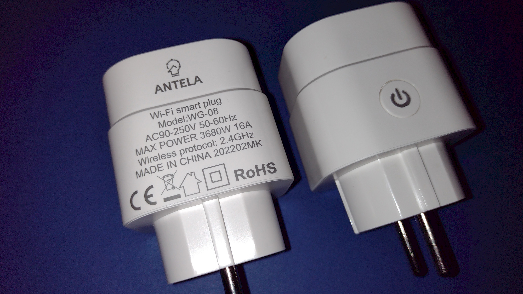 Vorder- und Rückseite der ANTELA Smart Steckdose