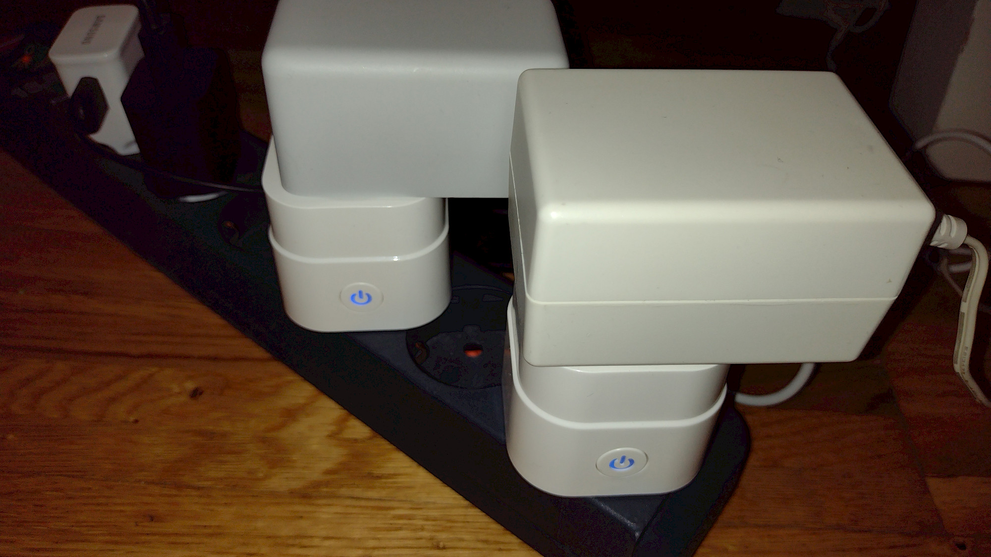 Zwei ANTELA Steckdosen nebeneinander in der Steckdosenleiste