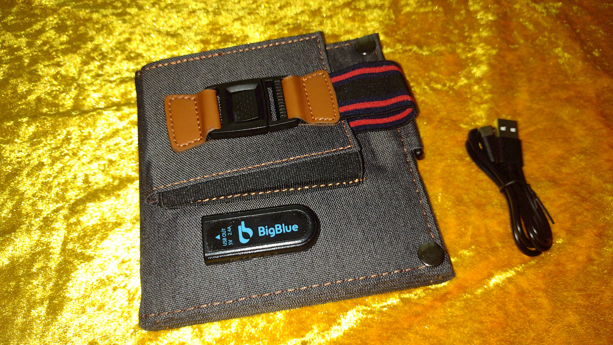 BigBlue 14W Solar Ladegerät aufgeklappt