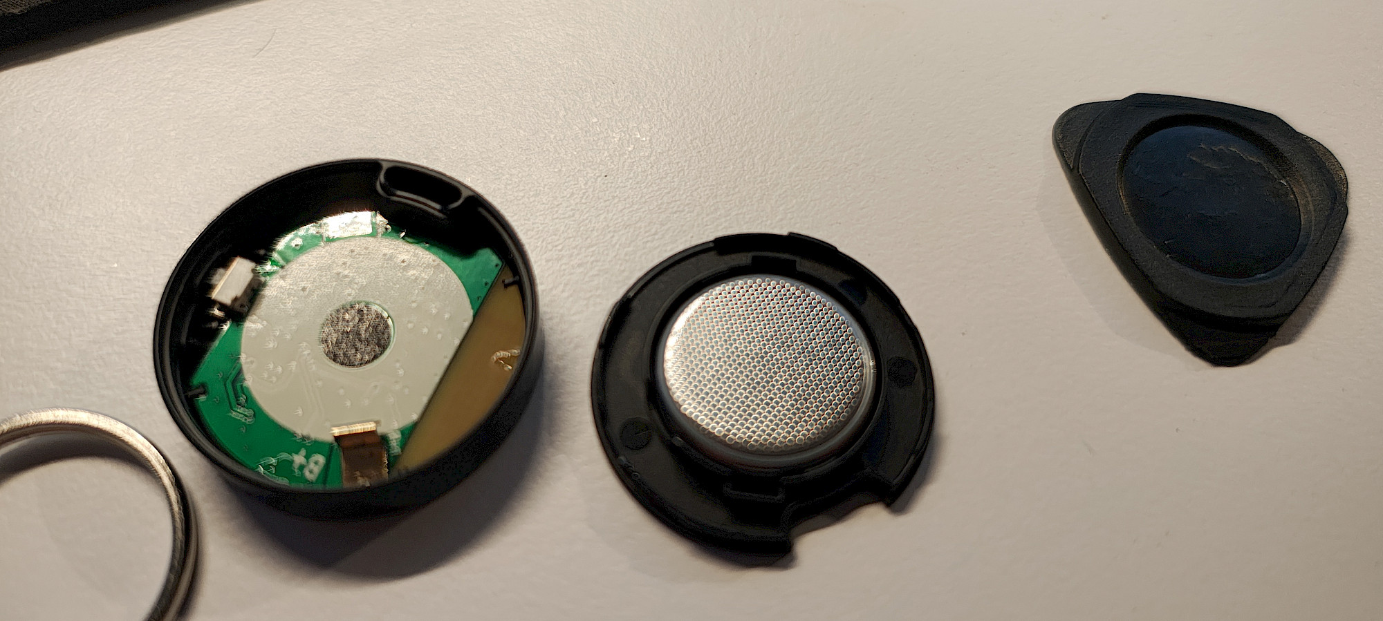 CR2032-Knopfzelle im CooAoo Smart Tag eingesetzt