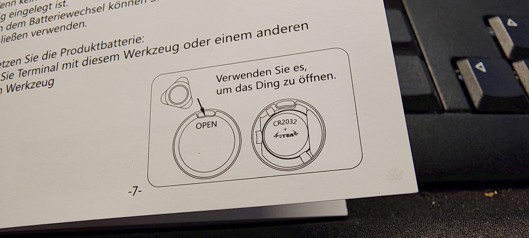 Geöffnetes Batteriefach des CooAoo Smart Tags