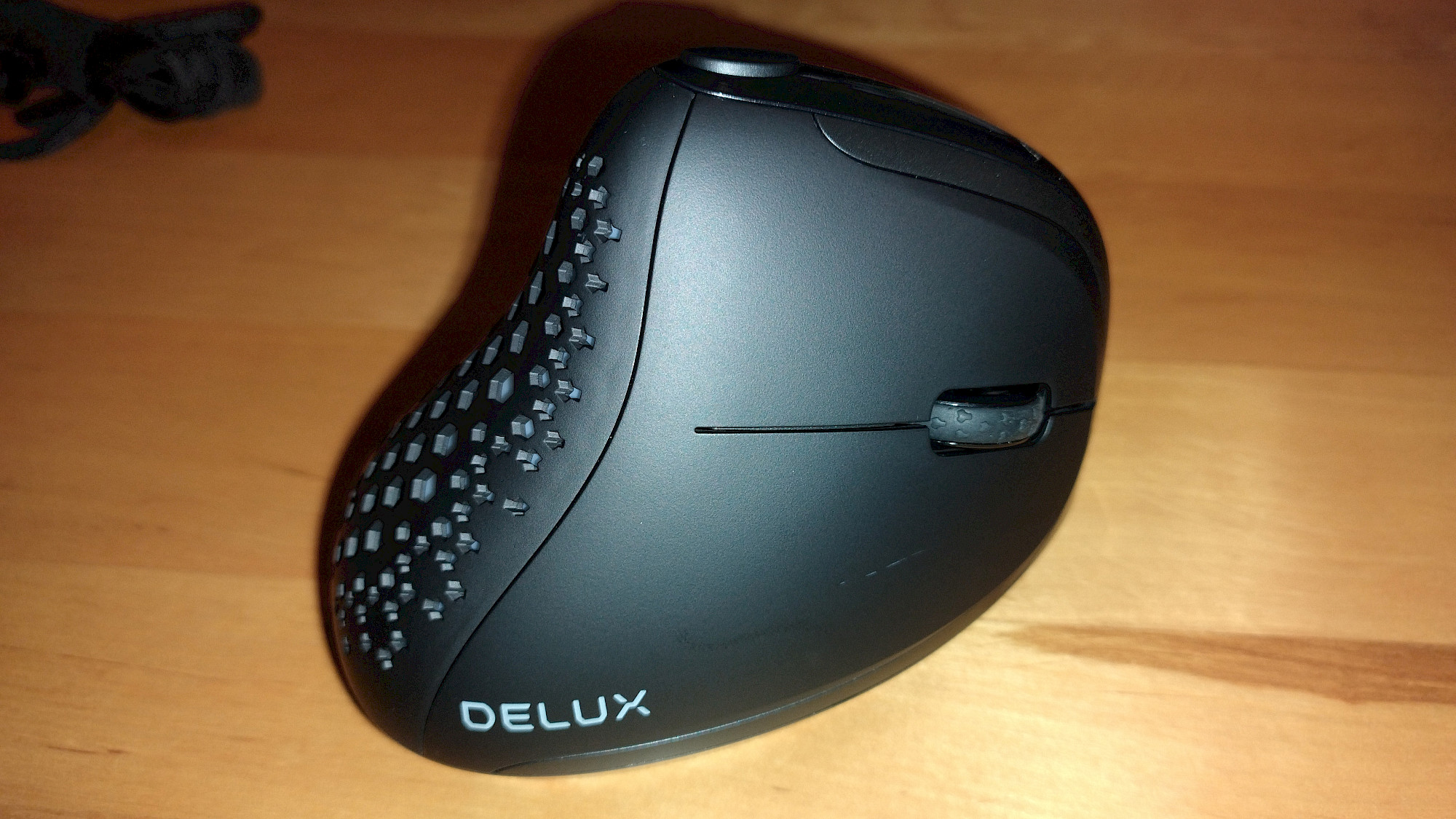 DELUX Seeker M618XSD OLED-Display und Tasten