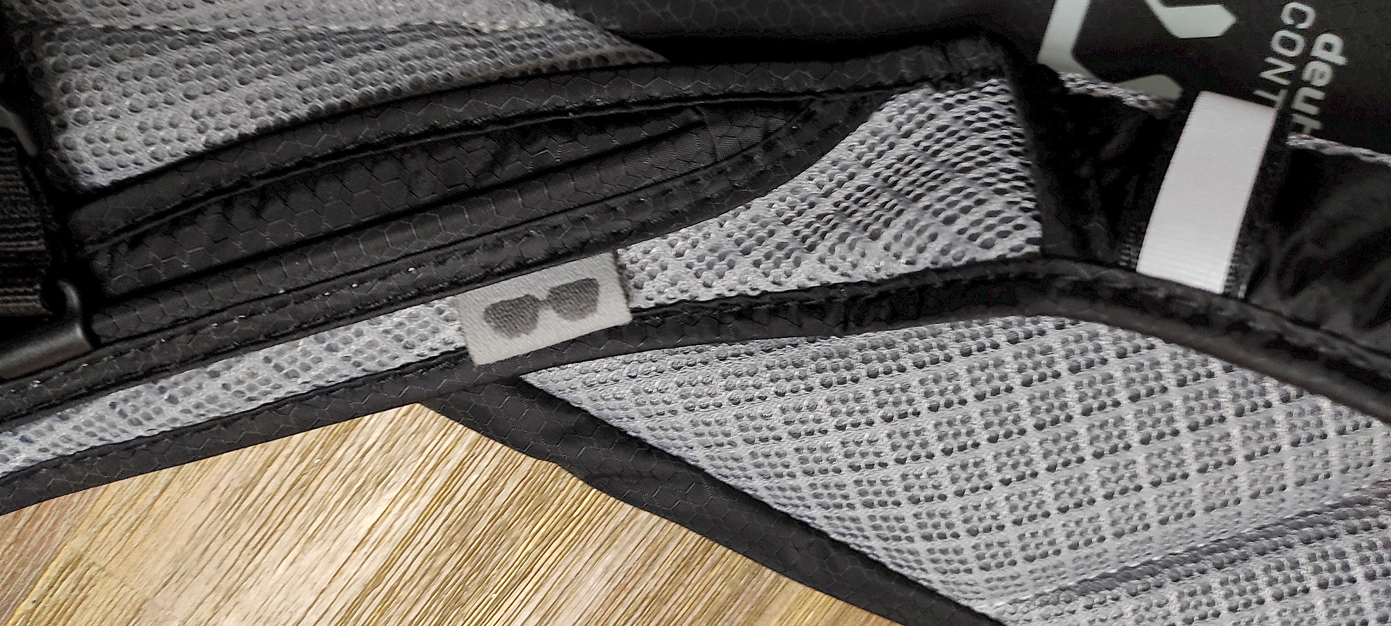 Deuter Road One Seitentasche und Netzfach