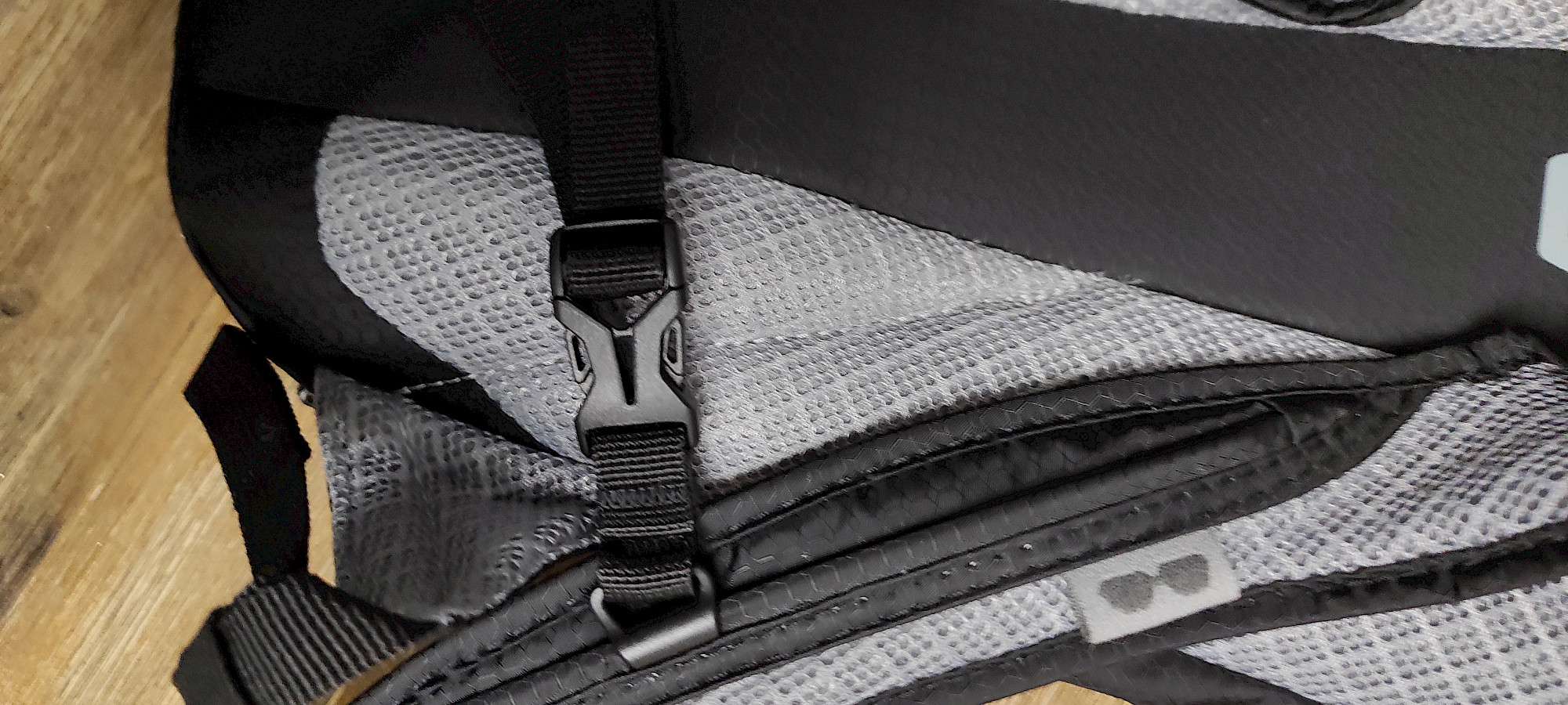 Deuter Road One geöffnetes Hauptfach mit Fächeraufteilung