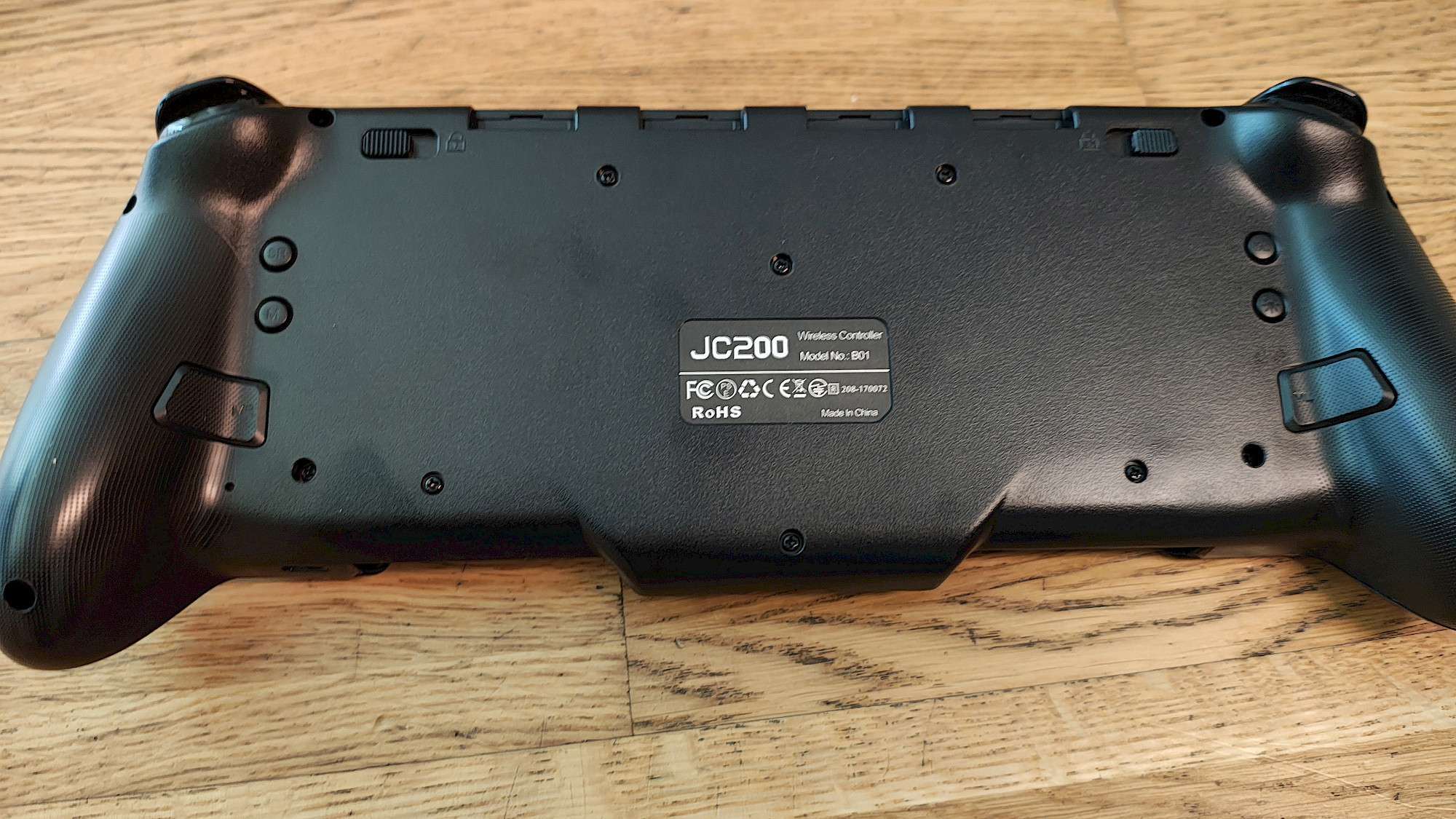 Elegamefy Switch Controller – Vorderseite mit RGB-Joystick