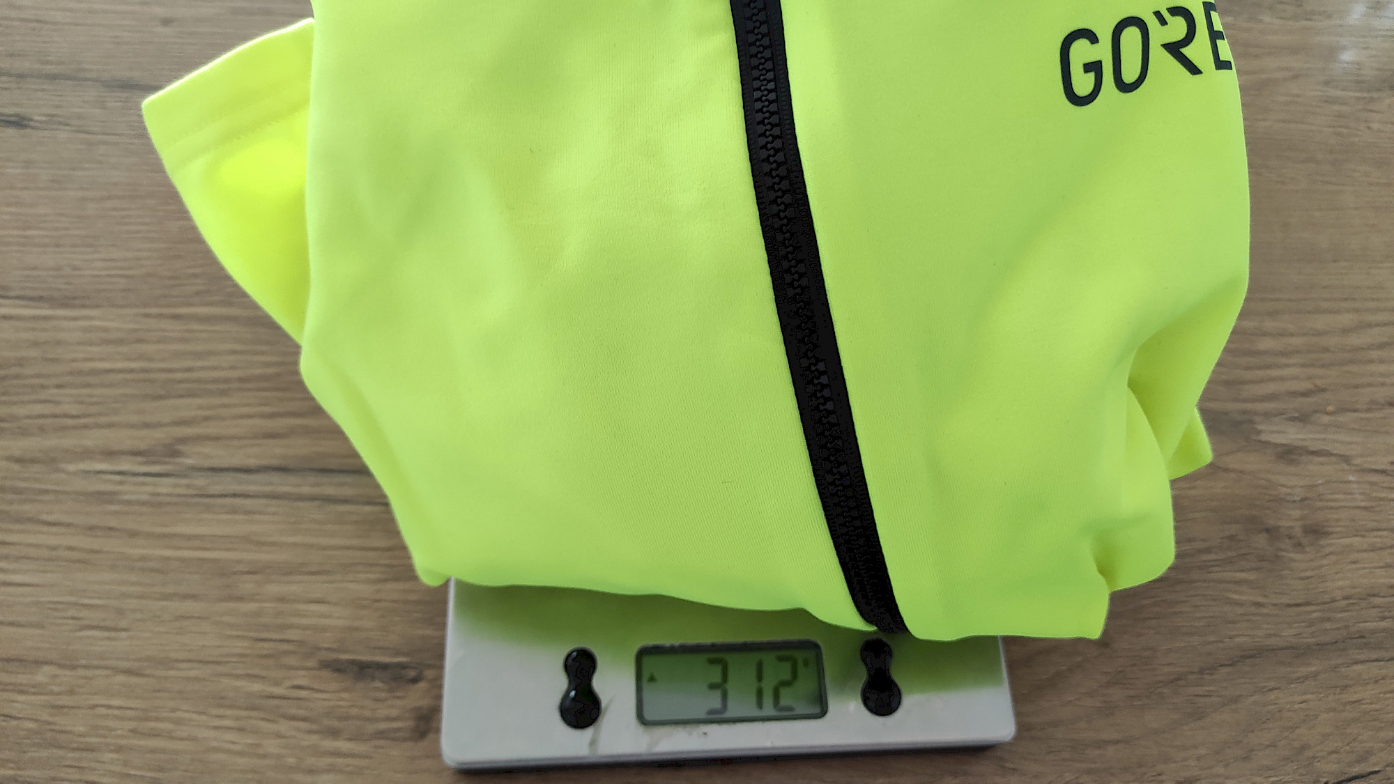 Gewicht des GORE WEAR C3 Trikots auf der Waage: 312 Gramm