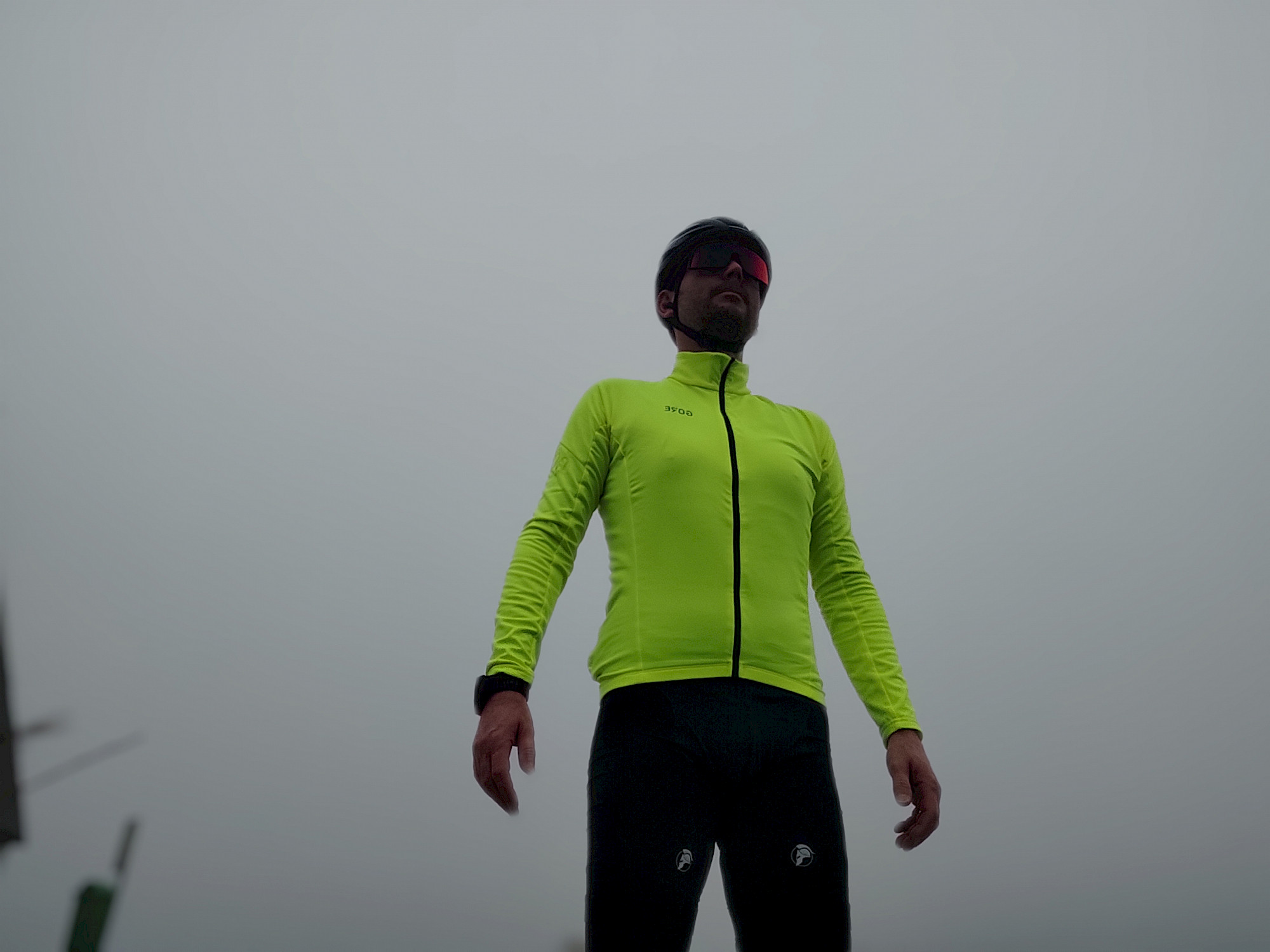 Neongelbes GORE WEAR C3 Trikot im Nebel – hervorragende Sichtbarkeit
