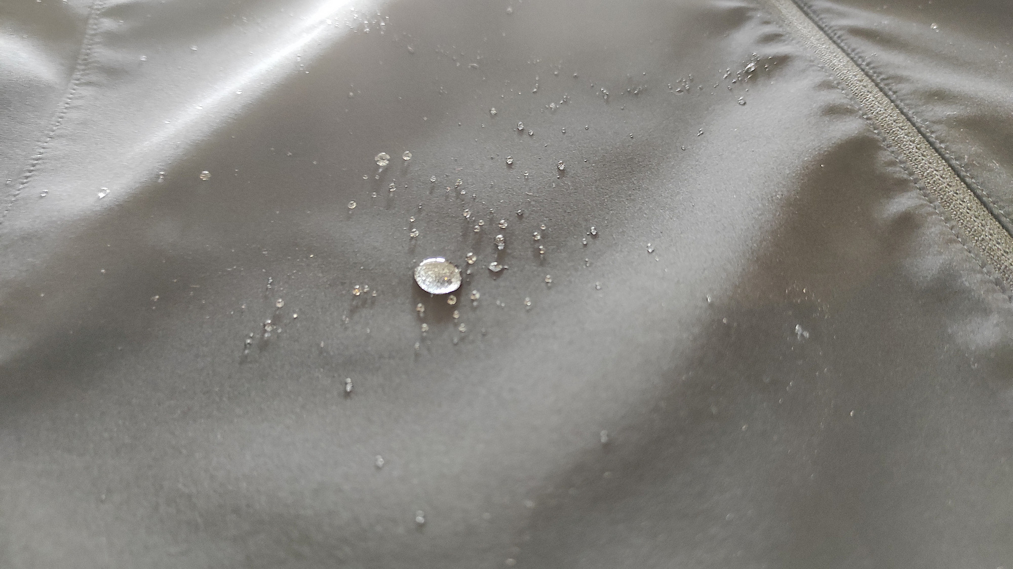 Wasserabweisung der GORE WEAR Spirit Weste – Tropfen perlen ab
