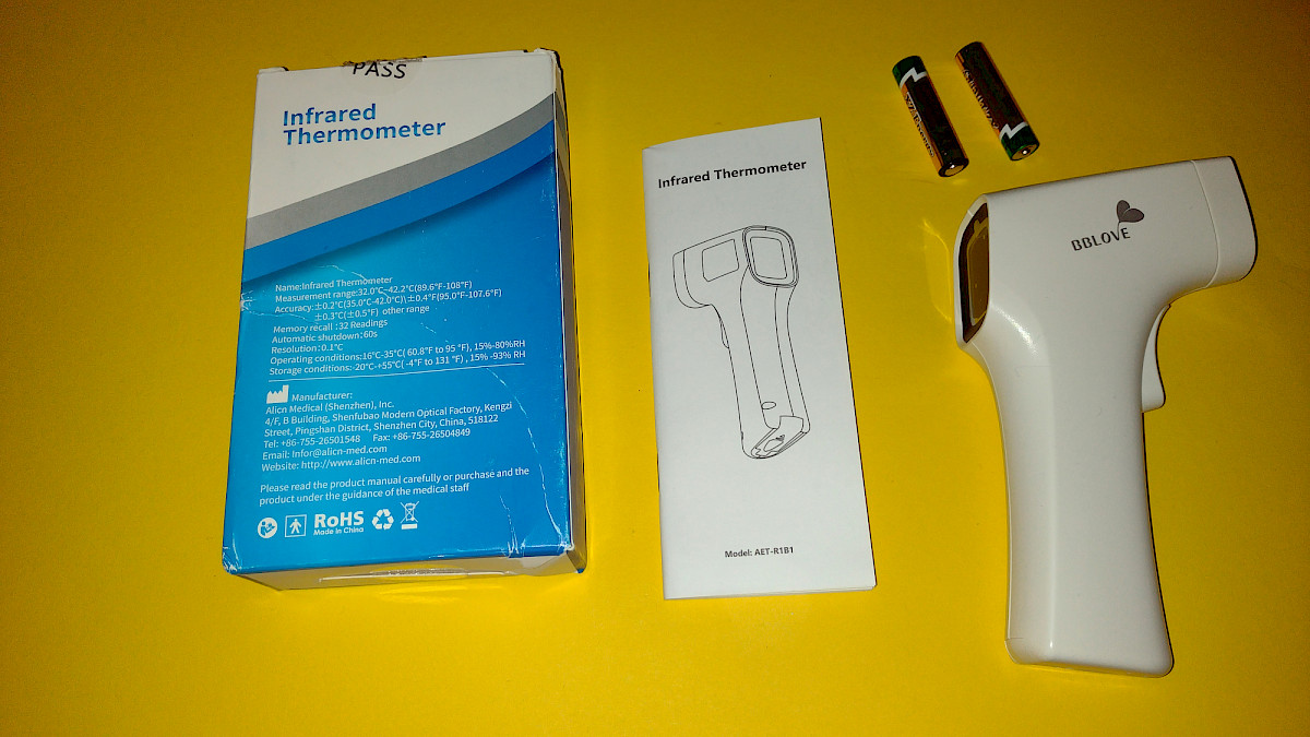 LCD-Display des IDOIT Fieberthermometers bei der Messung