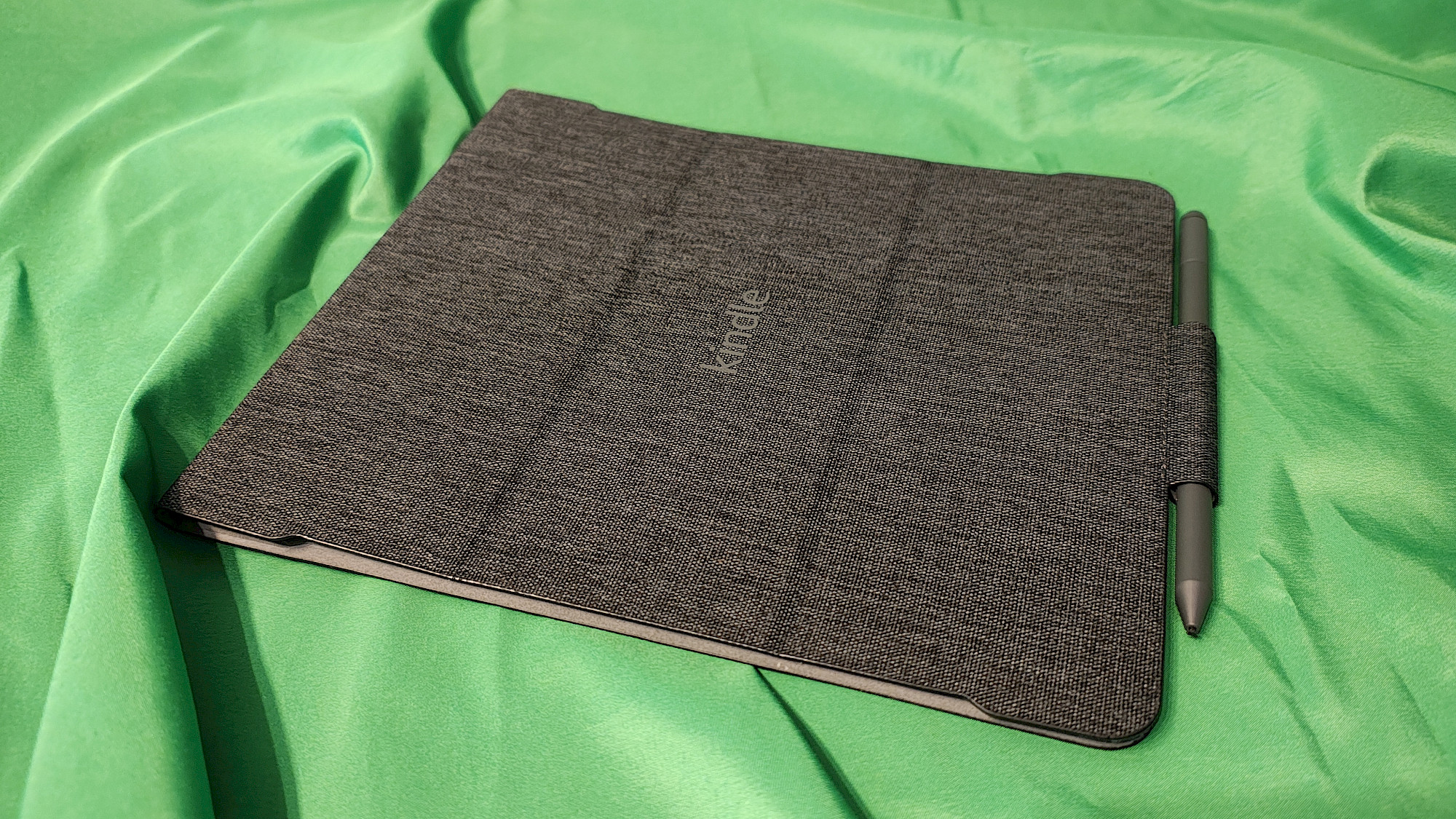 Kindle Scribe Stoffhülle – aufgeklappt mit Kindle