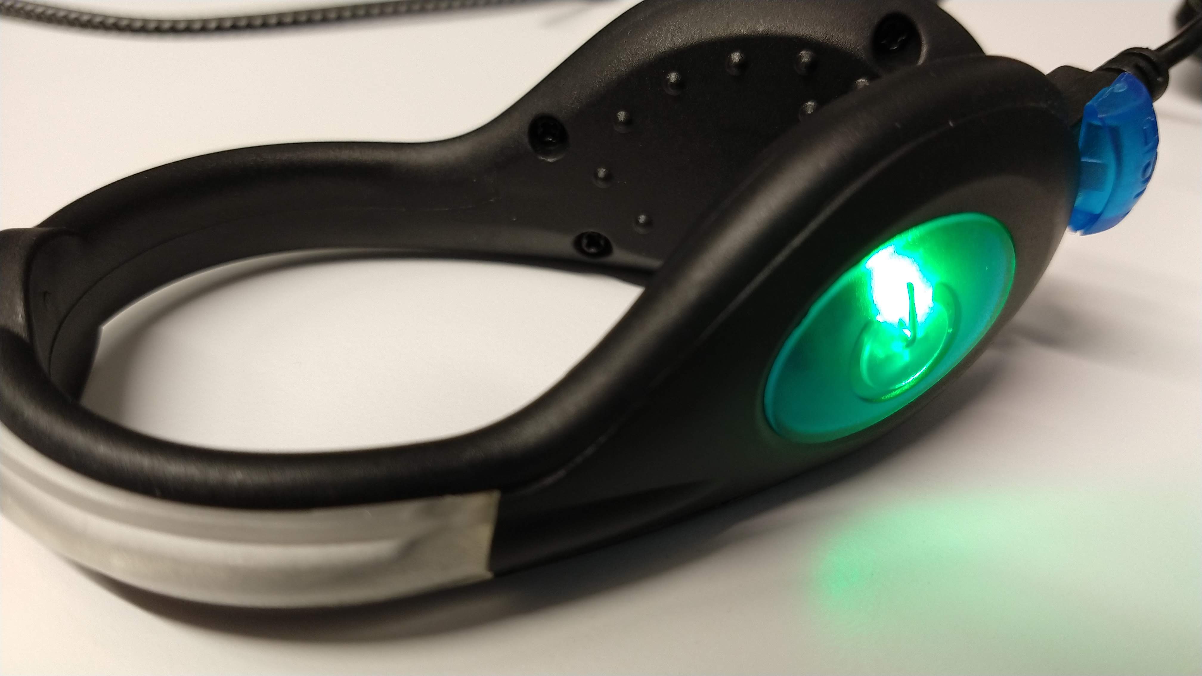 LED Schuhclip leuchtend im Dunkeln – helle blaue LED