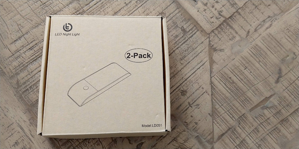 Rückseite mit Magnethalterung und USB-Anschluss