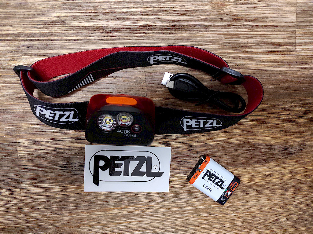 Petzl Actik Core wiederaufladbarer Akku und AAA-Batterien