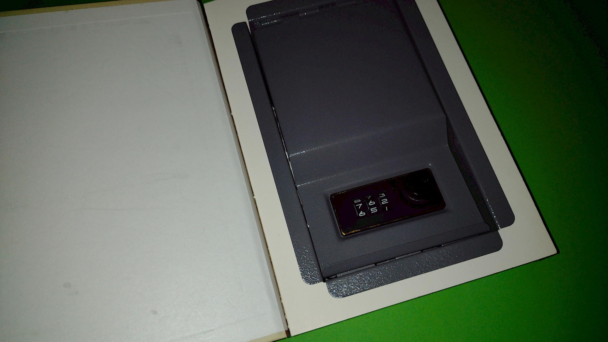 Book Safe – Geöffnet mit Metallkasten