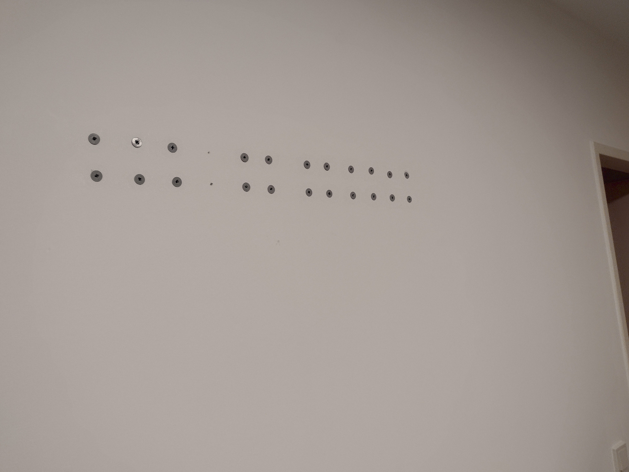 Kabelmanagement hinter dem montierten TV