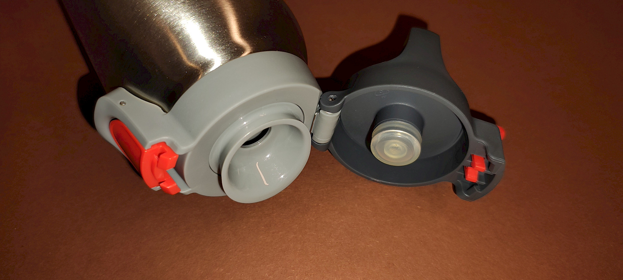 SIGG Hot & Cold ONE geöffneter Verschluss mit Teesieb