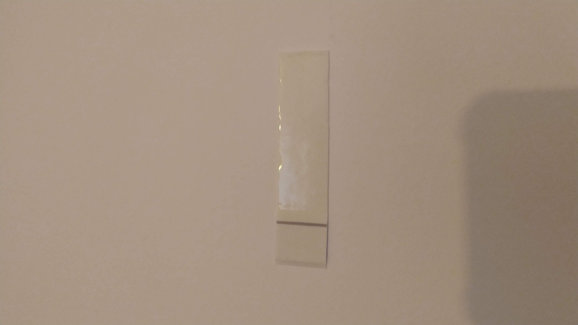 tesa Klebenagel an der Wand montiert