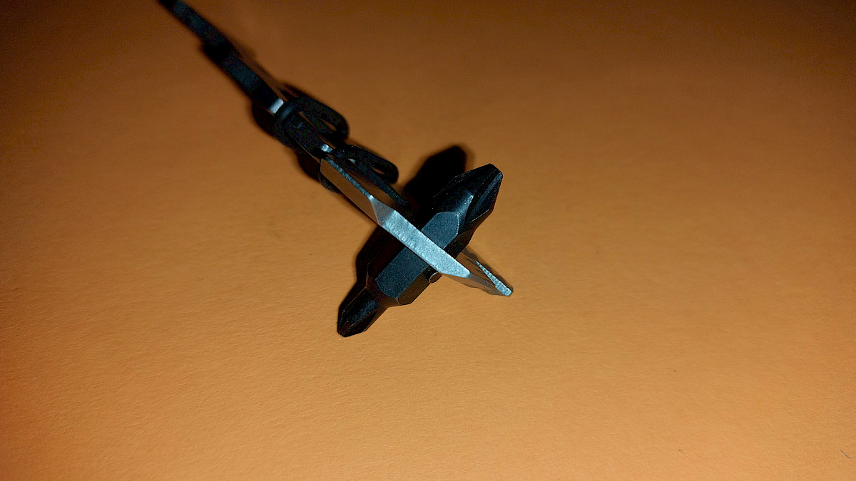 Schraubendreher-Funktion des True Utility Sharkey im Einsatz