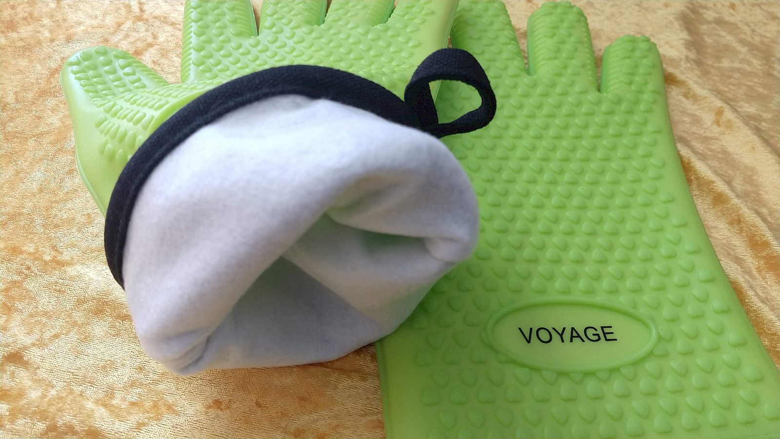 Sicherer Griff am heißen Topf dank Silikonnoppen