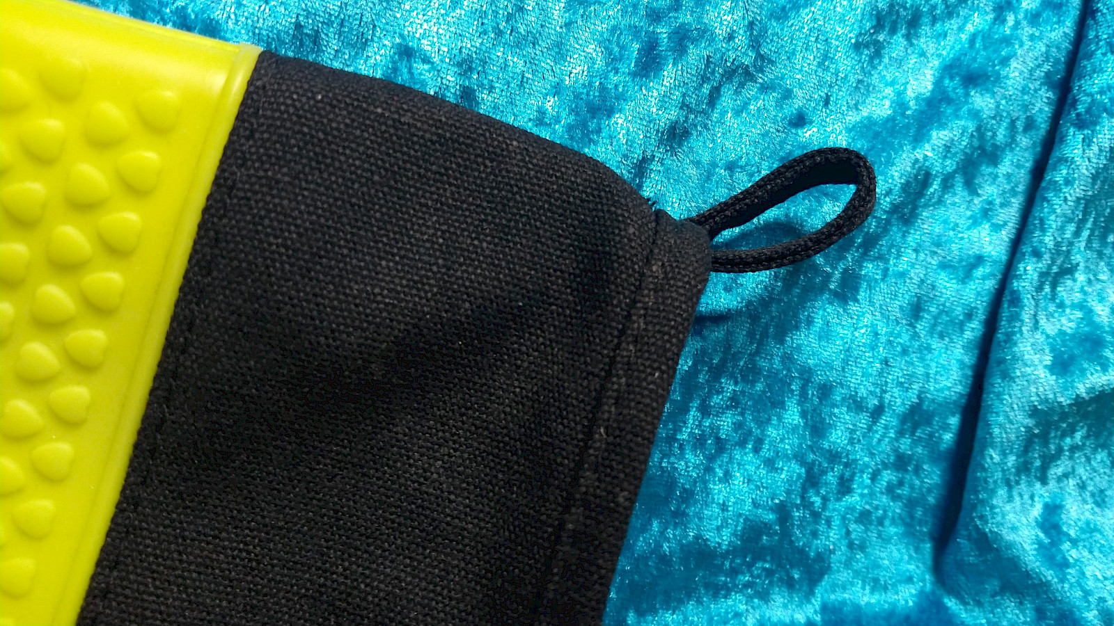 Detailansicht der Silikon-Oberfläche und Stoffbündchen