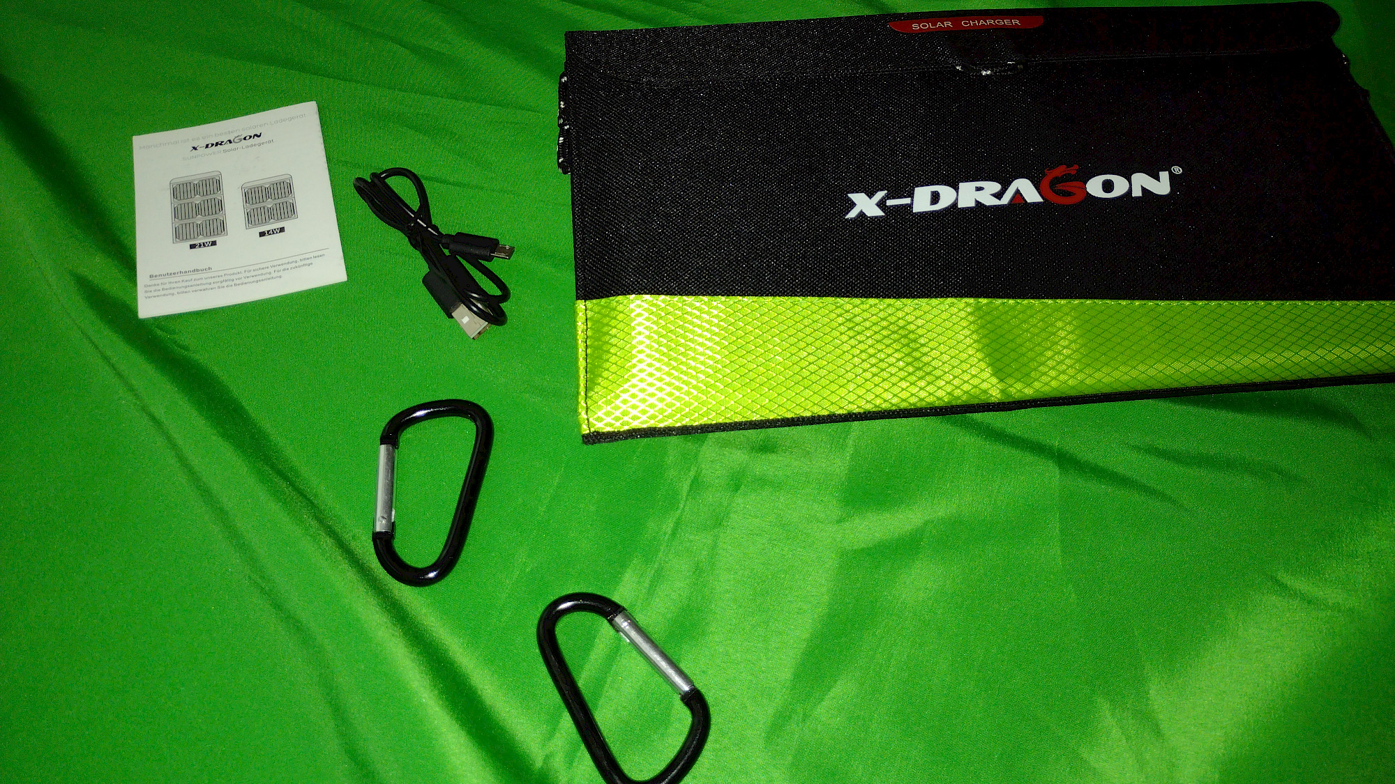 X-DRAGON 20W Solarladegerät aufgeklappt in der Sonne